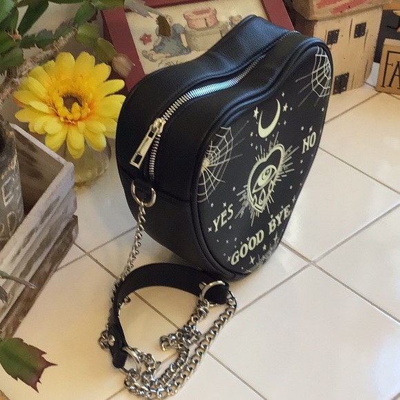 ‘Hot Topic’ Glow-in-the-Dark Figural Heart Shaped Crossbody NWOT - Picture 2 of 8